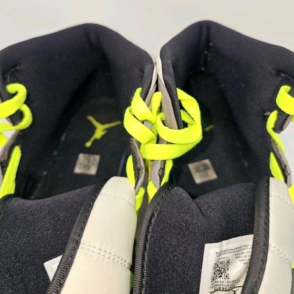 Air Jordan 1 Mid “Gunsmoke Volt” Grey Neon Yellow 554724-072 Men’s US 9 - Picture 4 of 7